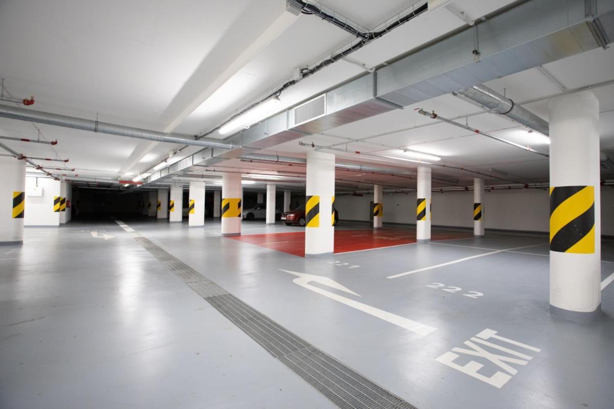 Oscar With Garage Прага